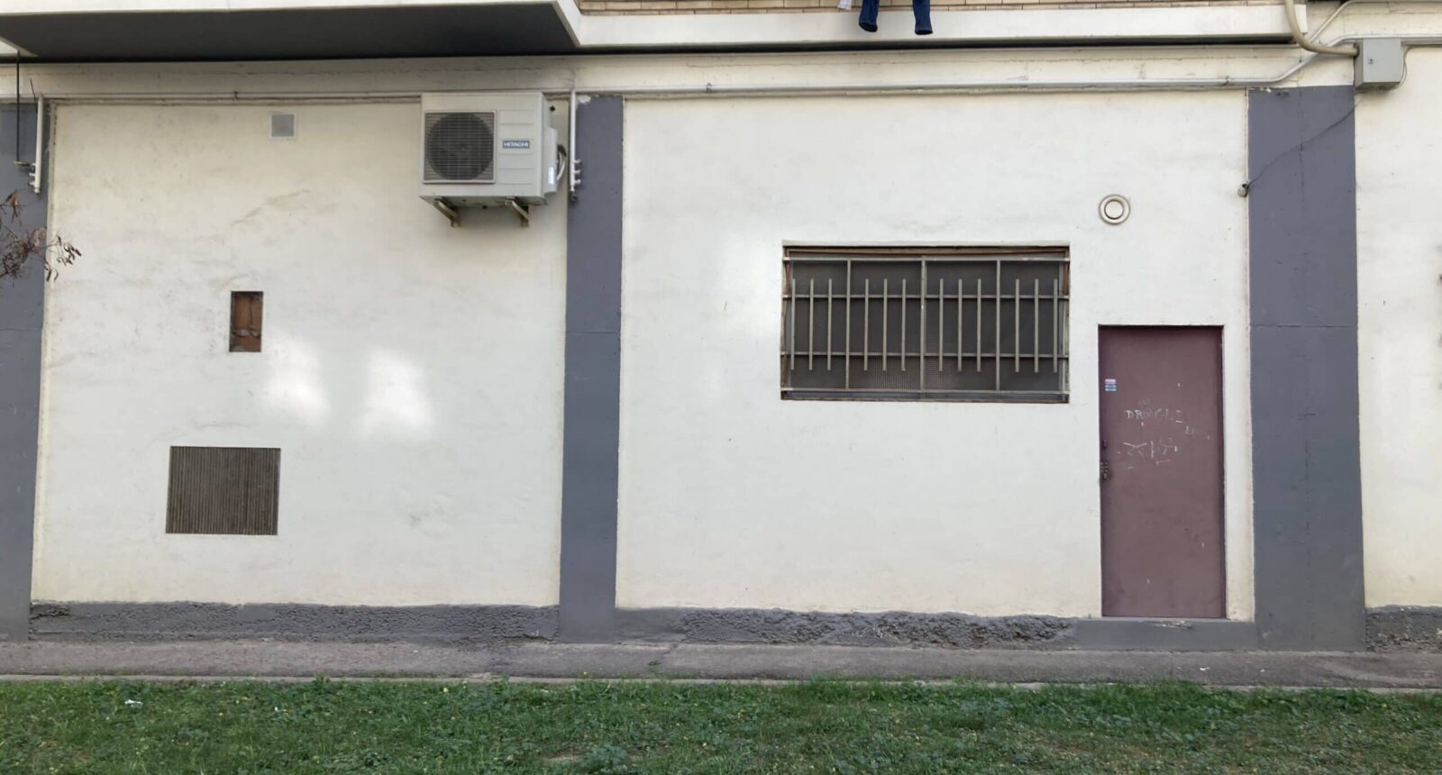 Fachada posterior local en barrio de las nieves, Calle Riglos.